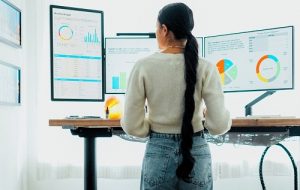 یک تغییر ساده در میز کار ایستاده شما می‌تواند روزهای کاری را سالم‌تر کند